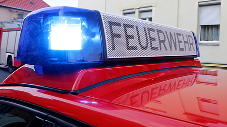 Ein Feuerwehrauto mit Blaulicht.