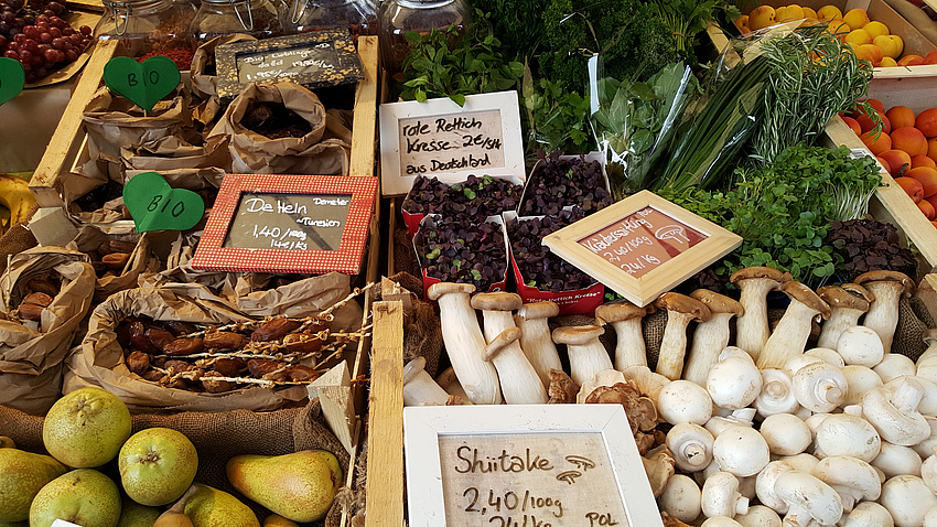 Gemüse und Obst in Kisten