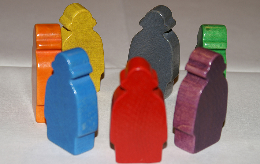 7 abstrakte Holzfiguren stehen in Formation eines Kreises S.Hofschlaeger Pixelio.de