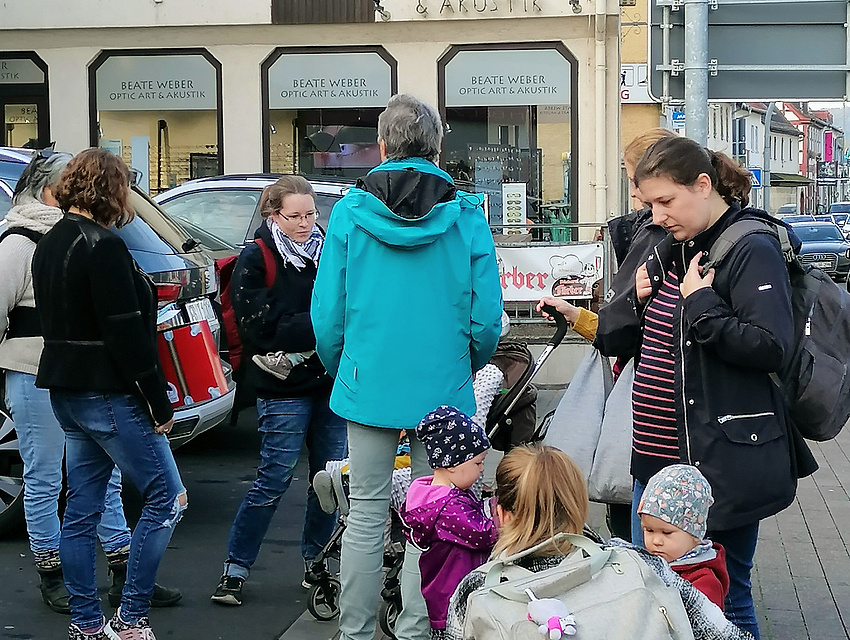 Eltern und Kinder kommen nach dem Treff im PaMuKi zum Info-Bus