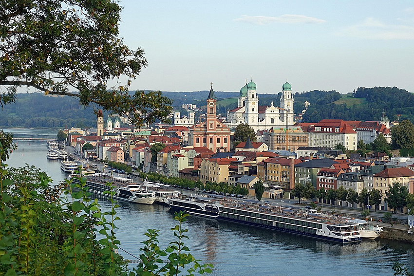 Ansicht Stadt Passau mit Fluss und Schiffen