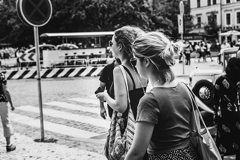 Ein schwarz-weiß Bild von zwei jungen Frauen auf der Straße in einer Großstadt