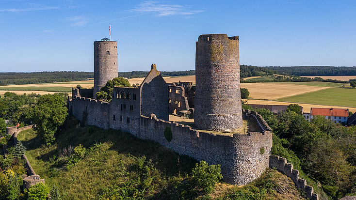 Die weithin sichtbare Münzenburg, auch liebevoll das Wetterauer Tintenfass genannt.
