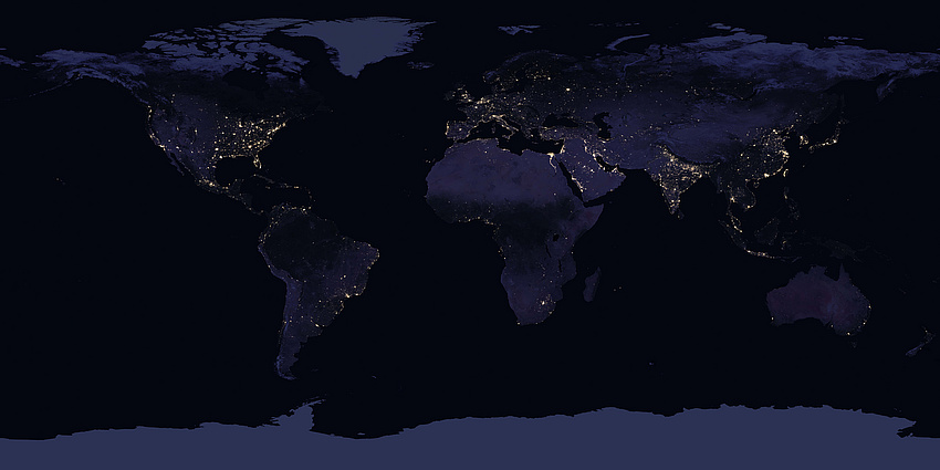 Eine dunkle Weltkarte. Zu sehen sind die Umrisse der Kontinente bei Nacht. Einzelne Lichtpunkte zeigen die Beleuchtung vor Ort an.