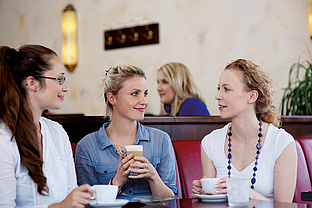 Drei Frauen trinken Kaffee