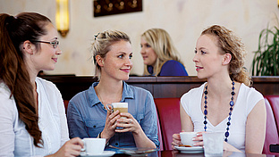 3 Frauen trinken zusammen Kaffee