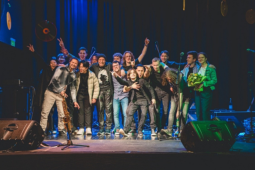 Die Bandmitglieder auf einer Bühne