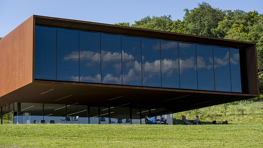 Das Bild zeigt das Museum die Keltenwelt am Glauberg mit einer großen Glasfassade von außen.