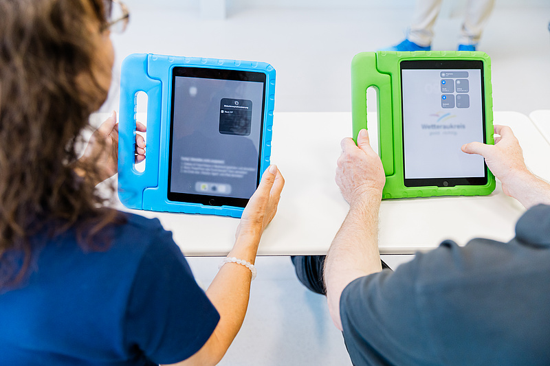 zwei Personen mit einem iPad in der Hand
