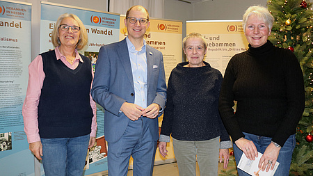 Die drei Damen und der Landrat vor der Ausstellung.