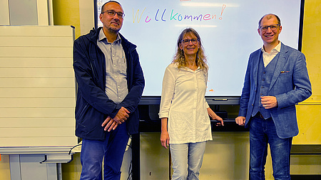 Die drei vor einer digitalen Tafel.