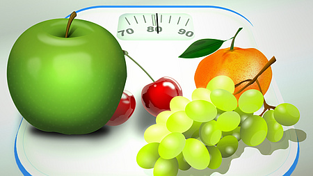 Auf einer Körperwaage liegen ein Apfel, Kirschen, Weintrauben und eine Mandarine, Quelle: Kalhh auf Pixabay