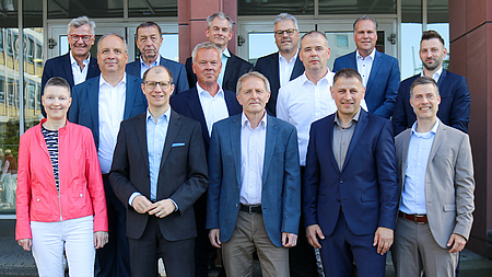 Eine Gruppe von Leuten lächelt in die Kamera.