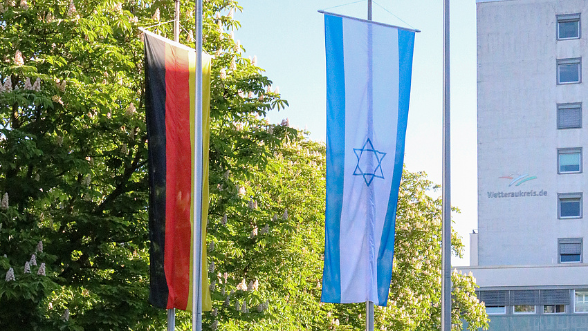 Auf dem Europaplatz wehen heute die deutsche und die israelische Flagge.