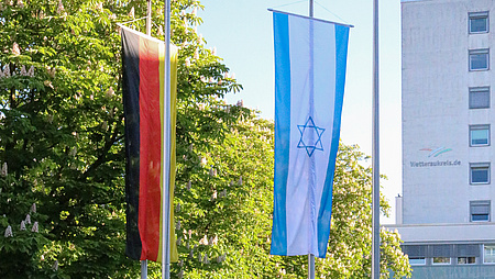 Auf dem Europaplatz wehen heute die deutsche und die israelische Flagge.