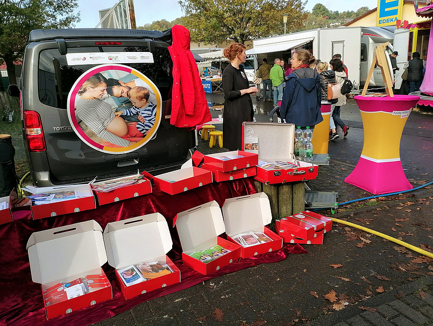 Auf dem "Alternativplatz" wird der Bus abgestellt und eine provisorische Ausstellung eröffnet