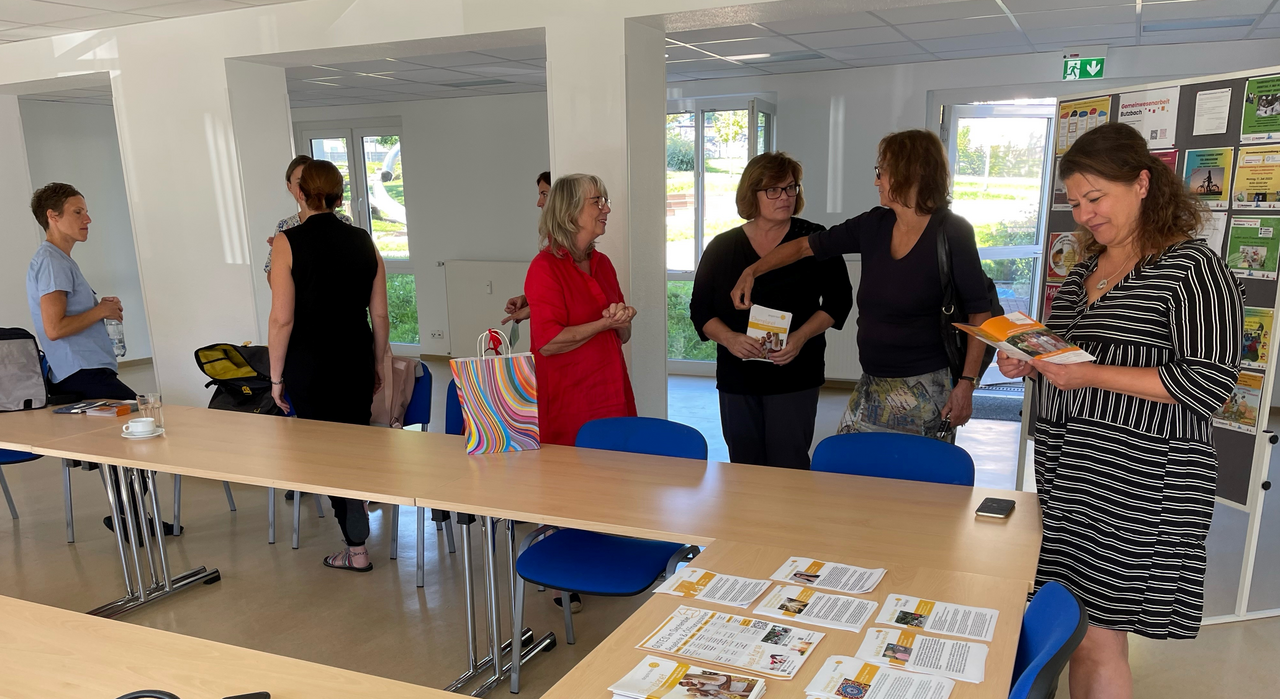 Teilnehmerinen des Netzwerktreffens, stehend, in einem Versammlungsraum