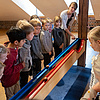 Kinder, die an einer Murmelbahn spielen