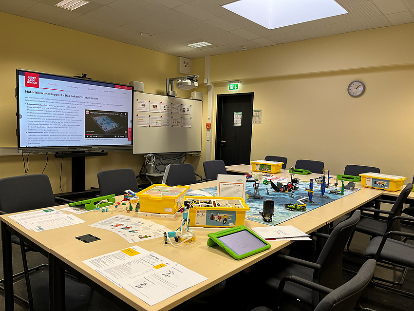 Klassenraum mit Lego Baukästen