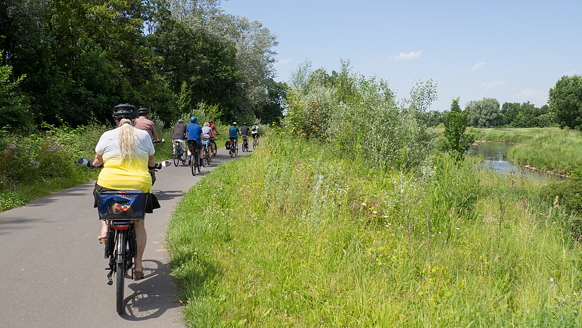Radfahrende auf dem Vulkanradweg