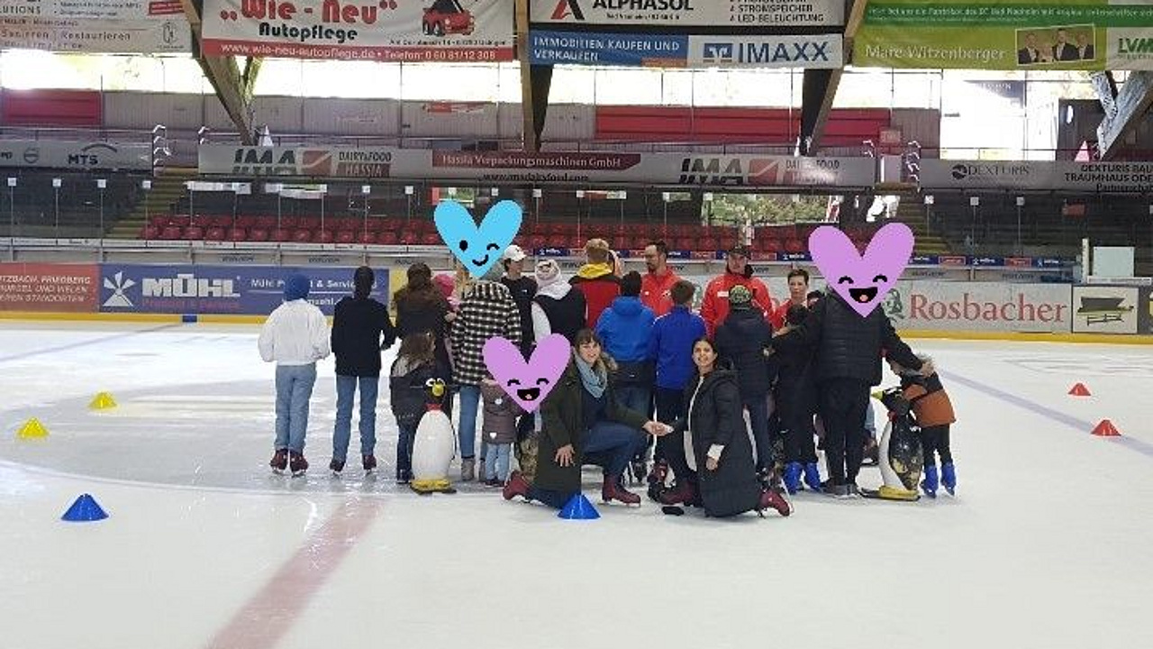 Eine Gruppe Menschen auf dem Eis im Eisstadion