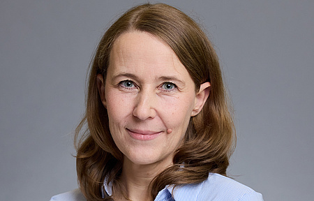 Ein Portrait einer Frau mit braunen langen Haaren