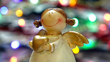 Porzellanengel mit goldenem Herzeen