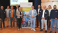 Birgit Weckler auf einem Gruppenfoto mit allen Beteiligten.