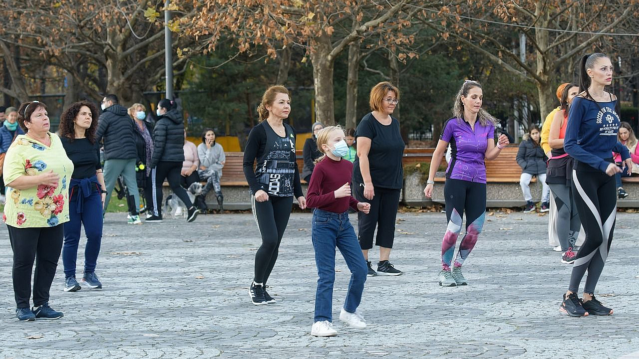 Eine tanzende Gruppe Frauen verschiedenen Alters und Nationalität
