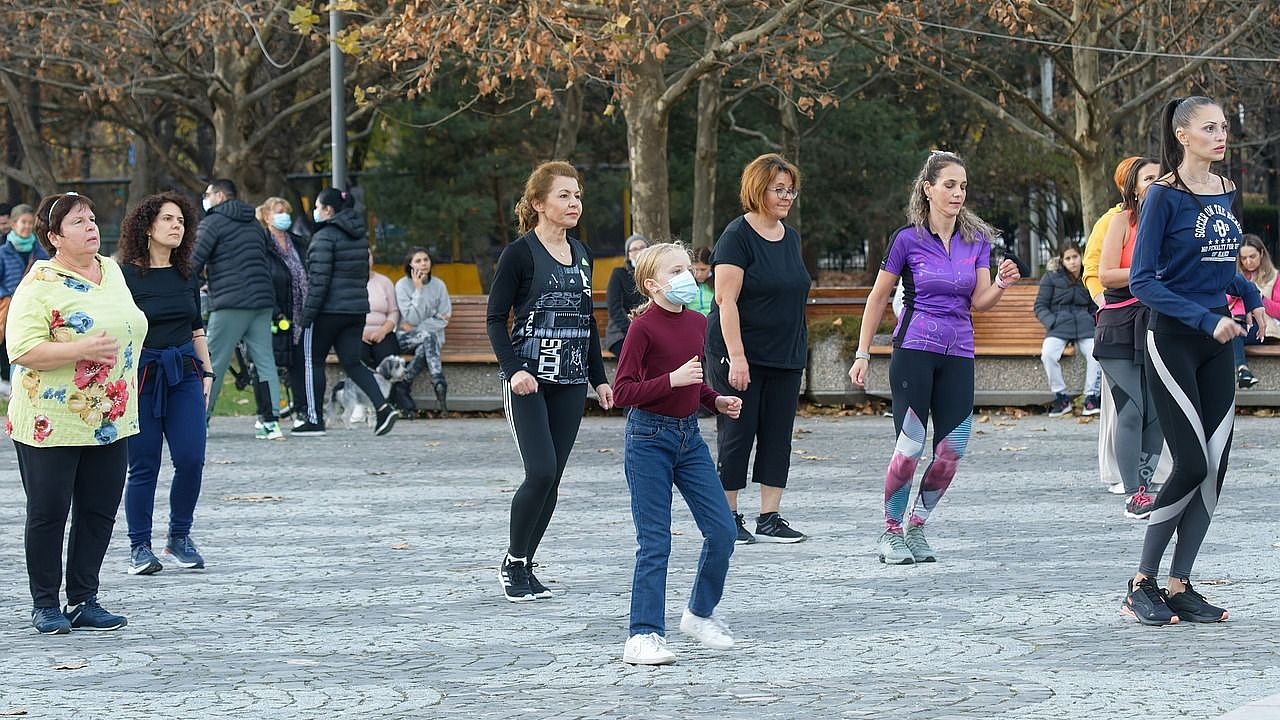 Eine tanzende Gruppe Frauen verschiedenen Alters und Nationalität