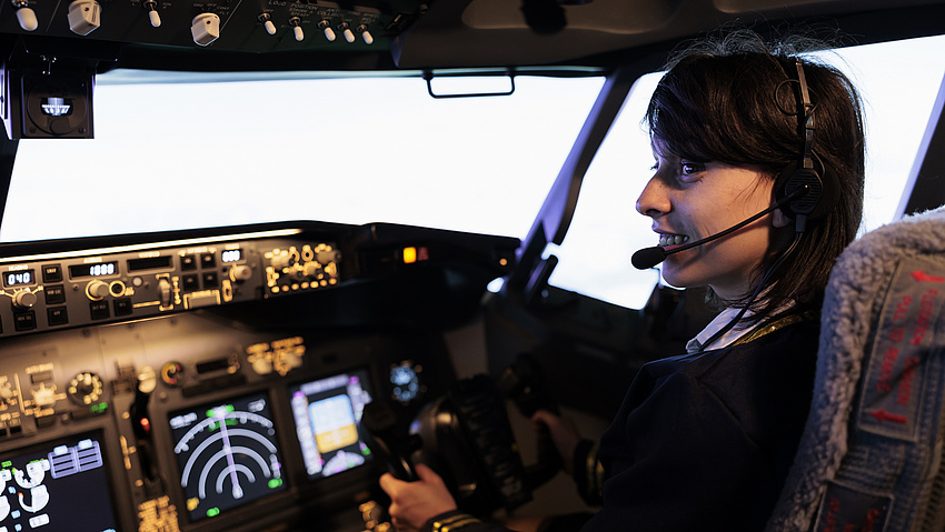 Eine Pilotin im Cockpit eines Flugzeugs