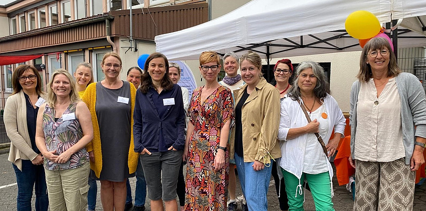 Eine Gruppe von Frauen lächelt in die Kamera.
