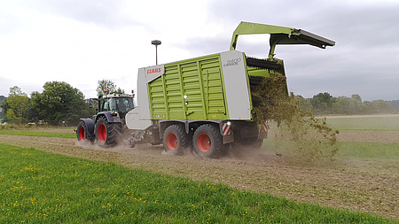Ein Traktor auf einem Feld.