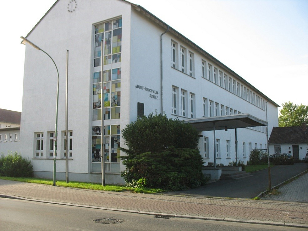 Gebäude der Schule von außen