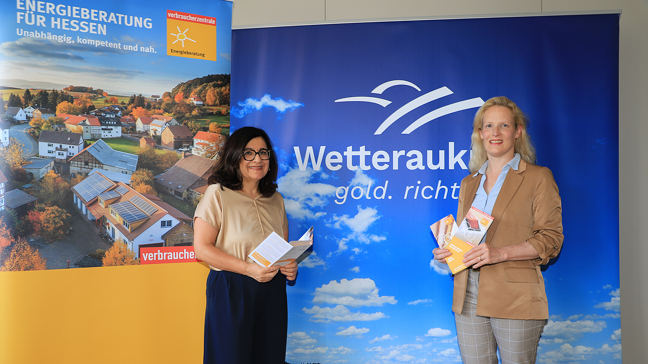 Zwei Frauen vor Wand mit Logo Wetteraukreis