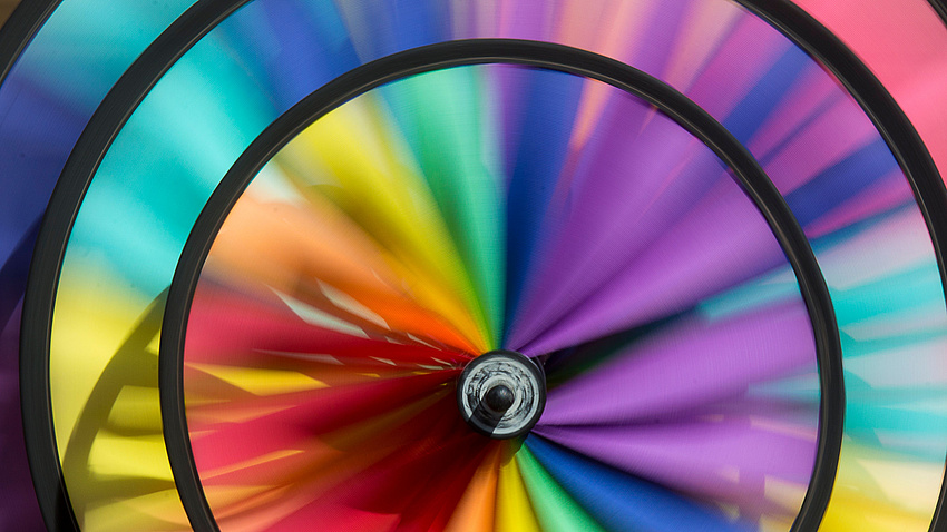 regenbogenfarbene Kreise hintereinander