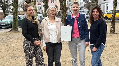 Kreisbeigeordnete Marion Götz übergibt den Förderbescheid an Miriam Hock vom Leitungsteam des Müfaz sowie an Astrid Hammann und Verena Hartmann.