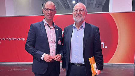Landrat Weckler und Prof. Münkler lächeln in die Kamera.