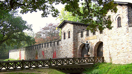 Stadtmauer einer Burg mit Brücke