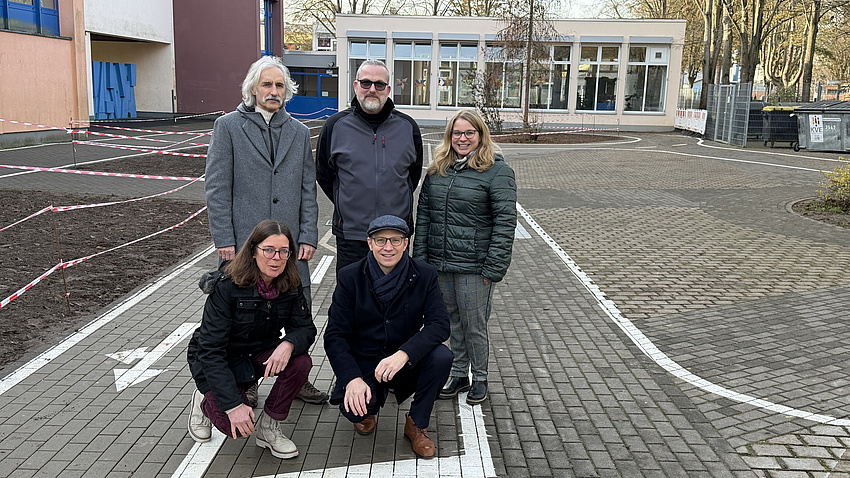 Fün Personen besichtigen den neuen Verkehrsübungsplatz. .