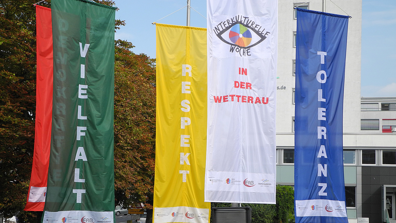 Vier gehisste Flaggen mit den Aufschriften, Vielfalt, Toleranz , REspekt und dem Logo der Interkulturellen Woche