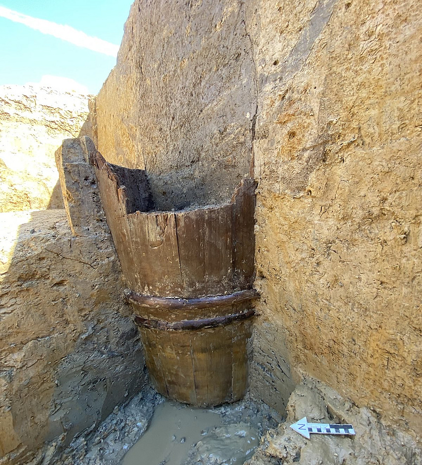 Ein Fass , das zum Teil in der Erde steckt.