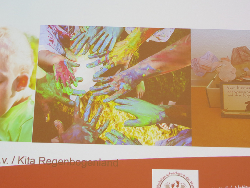 Blick auf die Leinwand - Programmpunkt Ansprache Ute Wilhelm