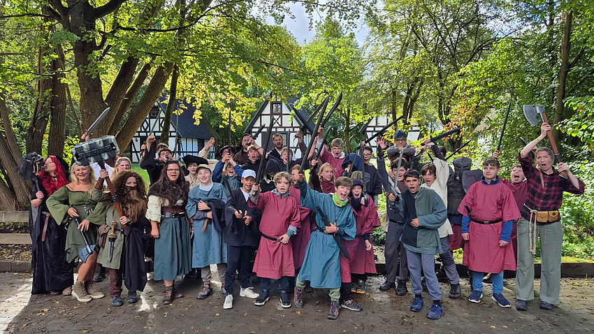 Gruppenfoto von Menschen in mittelalterlichen Gewandungen