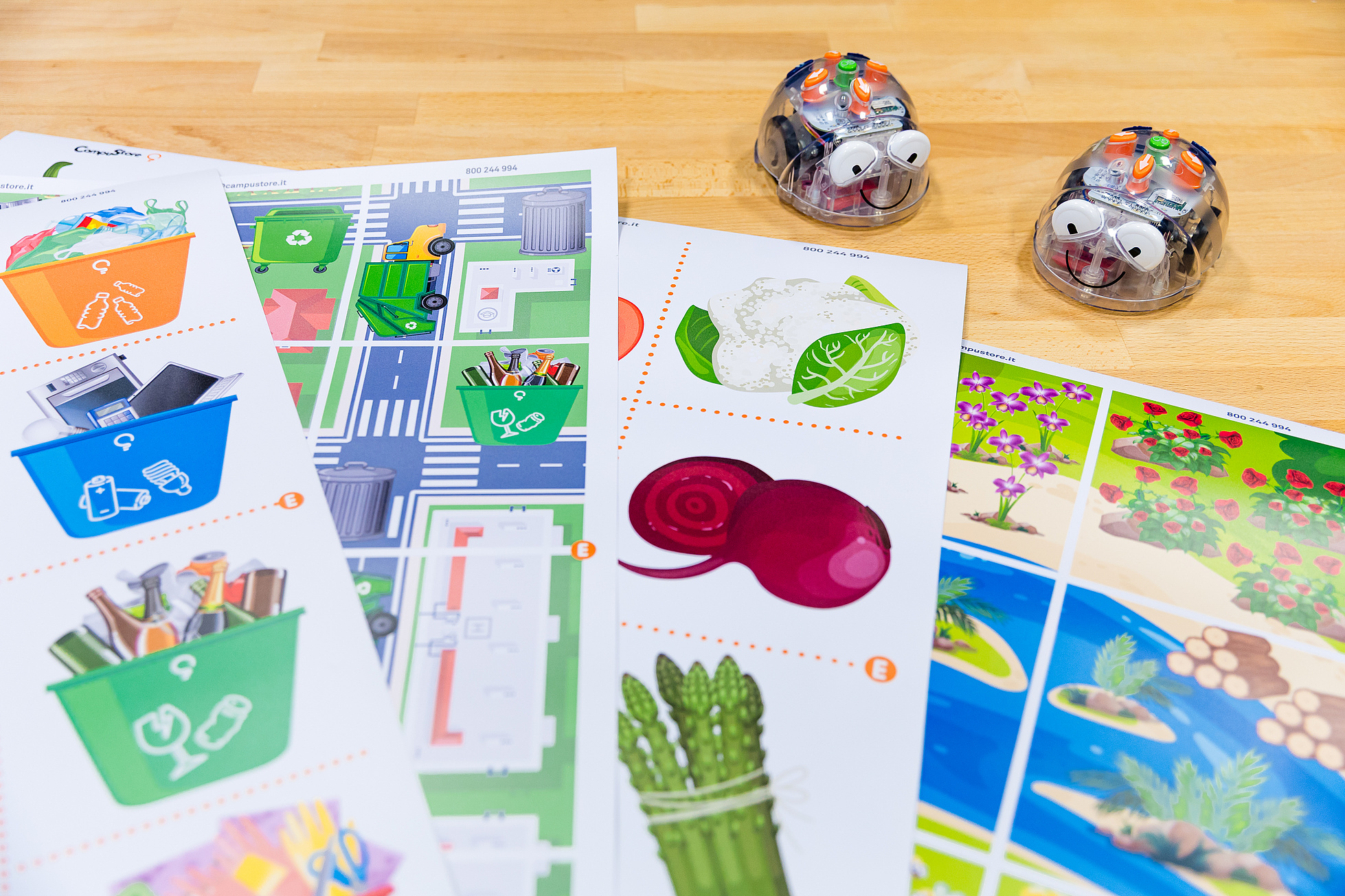 Zwei Blue-Bots mit vier Bodenmatten