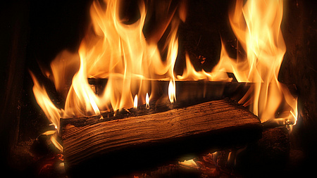 Ein prasselndes Feuer in einem Kamin.