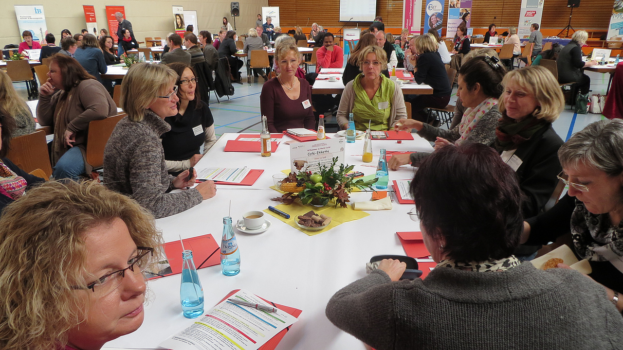 Blick auf arbeitende Gruppe