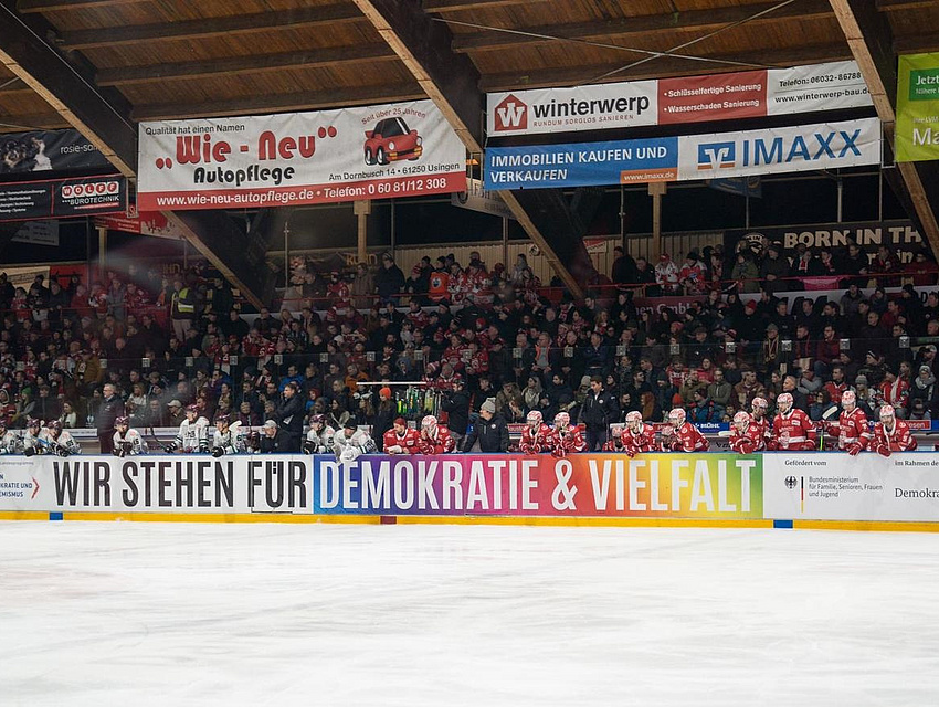 Bandenwerbung im Eisstadion des EC Bad Nauheim mit dem Schriftzug „Wir stehen für Demokratie und Vielfalt“. 