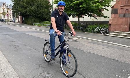 Kreisbeigeordneter Matthias Walther auf dem Fahrrad.