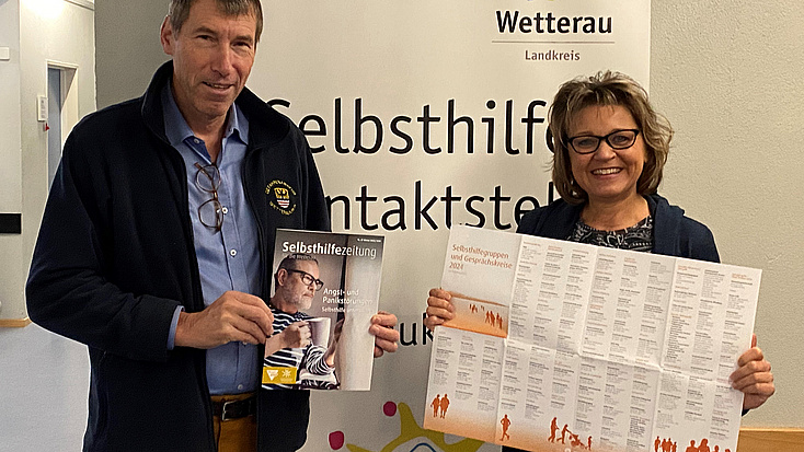 Prof. Dr. Reinhold Merbs und Anette Obleser präsentieren die aktuell erschienene 47. Selbsthilfezeitung und das Faltblatt der für 2024 aktiv gemeldeten Selbsthilfeangebote. Prof. Dr. Reinhold Merbs und Anette Obleser präsentieren die aktuell erschienene 47. Selbsthilfezeitung und das Faltblatt der für 2024 aktiv gemeldeten Selbsthilfeangebote.